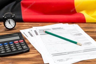 Symbolbild Steuerunterlagen und Rechner auf Schreibtisch
